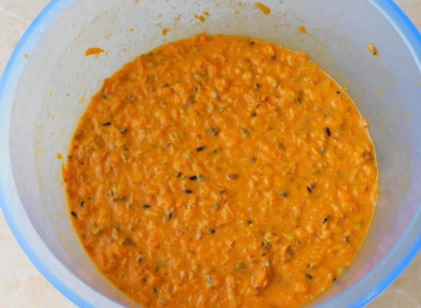 1. Этап. Сок из облепихи на зиму: С помощью погружного блендера превратите ягоды в пюре.