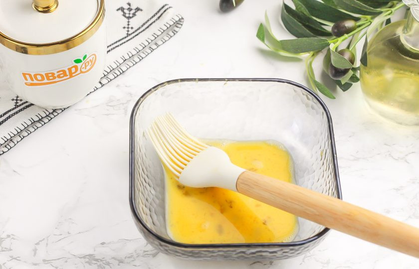 1. Этап. Круассаны в аэрогриле: Взбейте куриное яйцо в пиале или креманке вилкой или венчиком 1-2 минуты. Можно использовать только желток с 1 ст.л. молока любой жирности.