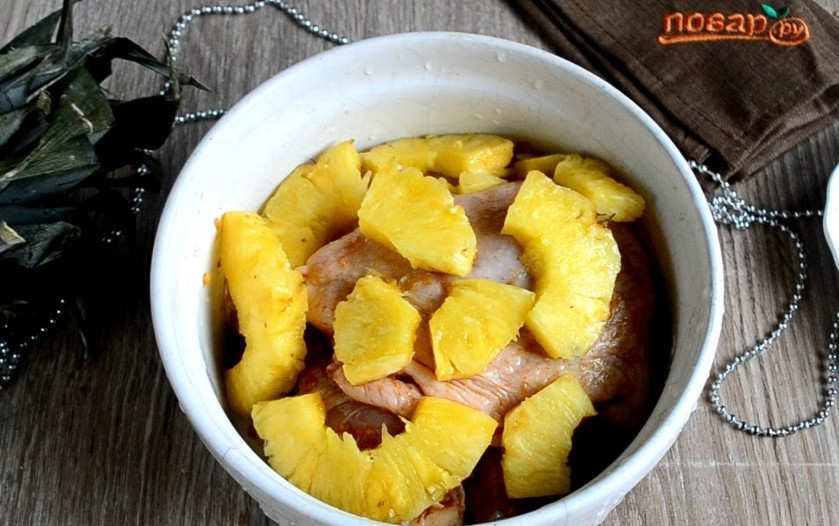 1. Этап. Курица, запеченная с ананасами: На каждый кусочек курицы кладем ломтик ананаса. Ставим курицу в духовку, разогретую до 205 градусов, и запекаем до готовности около 1 часа. Примерно каждые 20 минут необходимо слегка поливать курицу оставшимся маринадом, чтобы курица не пересыхала и оставалась сочной.