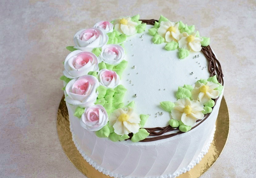 1. Этап. Банановый торт со сметанным кремом: Готовый торт можно просто обсыпать по бокам бисквитной крошкой. Или украсить по своему вкусу и предстоящему торжеству.