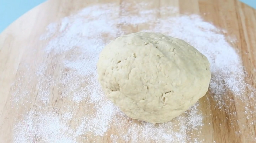 1. Этап. Коржики белорусские: 3. Замесите тесто.