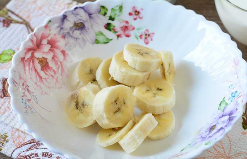 1. Этап. Овсяное печенье на кефире с бананом: Спелый банан нарежьте колечками и переложите в миску.