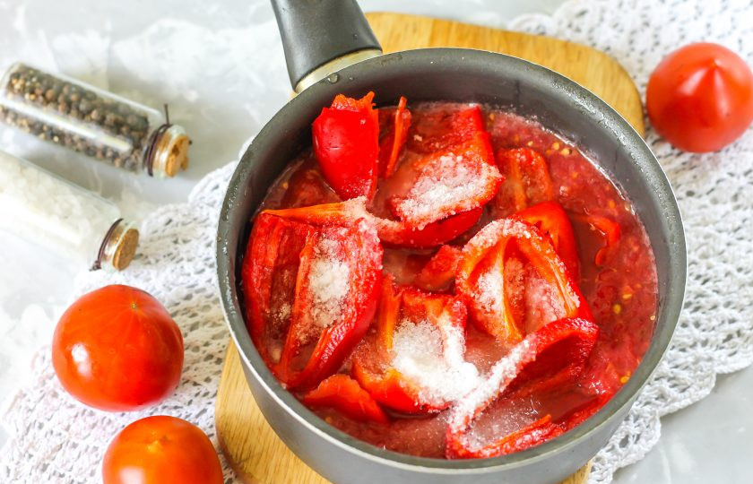 1. Этап. Ленивое лечо: Всыпьте соль, сахарный песок и молотый черный перец. Поместите емкость на плиту и потушите после закипания на среднем нагреве около 30-40 минут до необходимой вам густоты.