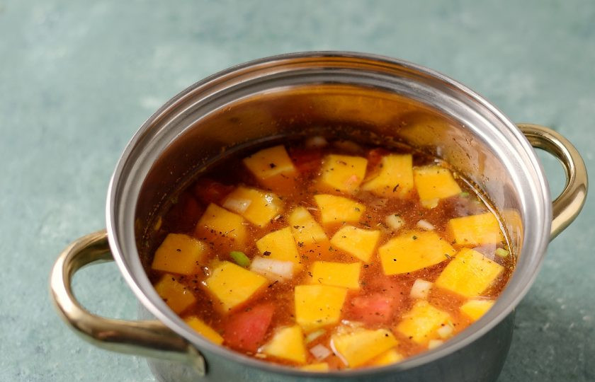 1. Этап. Суп из тыквы и шпината: Переложите все овощи в кастрюлю, влейте воду. Добавьте все специи, посолите. Доведите до кипения, убавьте температуру до средне-низкой, варите суп примерно 25-30 минут.