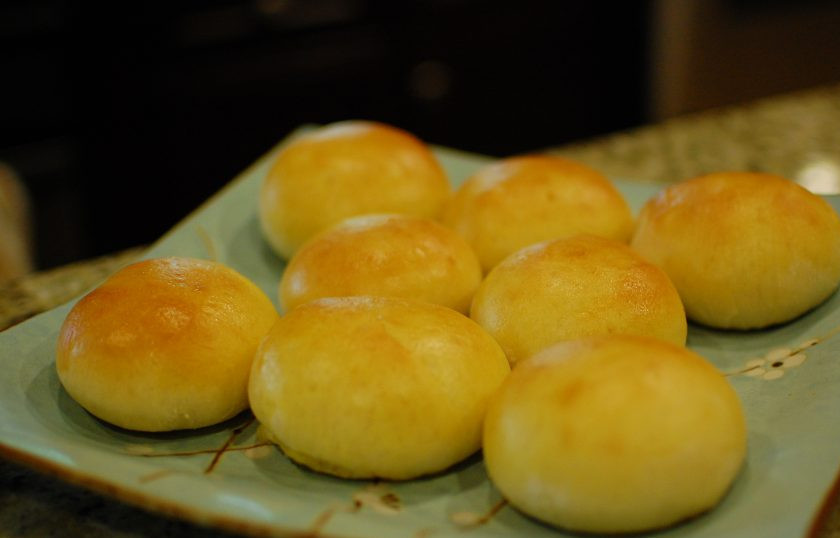 1. Этап. Японская выпечка: Выпекайте пирожки до золотистого цвета в разогретой до 200 градусов духовке.