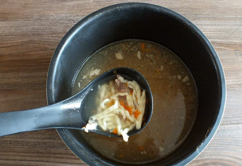 1. Этап. Суп из утки в мультиварке: Через указанное время проверьте готовность лапши. Она должна быть готова. Горячий суп можно подавать на стол.