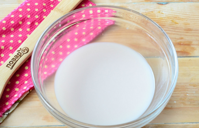 1. Этап. Баурсаки классические: Добавьте 1 ст. ложку сахара и оставьте на 15 минут в теплом месте.