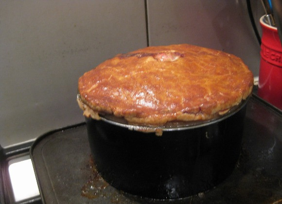 1. Этап. Английский пирог с мясом: Ставим пирог в разогретую до 180 градусов духовку, выпекаем его 25 минут при 180 градусах и 45 минут при 160 градусах.