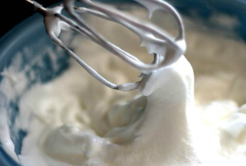 1. Этап. Бисквитный торт с творогом: Отделяем белки от желтков. Таким способом готовится классический бисквит. Если данное действие вас пугает, яйца можно взбивать целиком. В таком случае положите в тесто разрыхлитель. Белки взбиваем с одной третьей стакана сахара до устойчивых пиков.