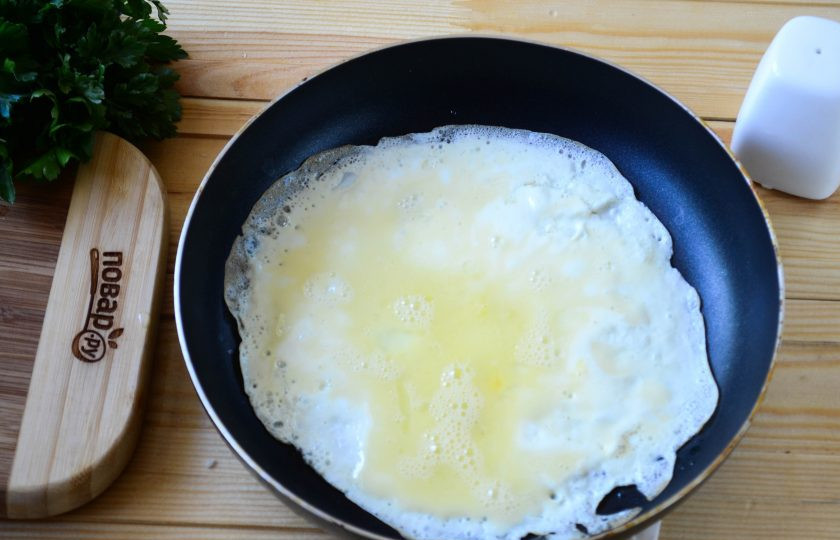 1. Этап. Белковый торт с куриной грудкой для сушки: Примерно разделите яичную массу на 3 части. Каждую часть обжарьте на антипригарной сковороде с минимальным количеством масла или вообще без него.