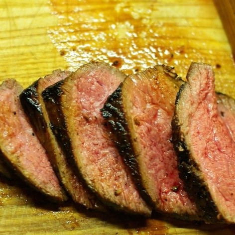 1. Этап. Говядина в винном соусе: Теперь мясо можно нарезать на кусочки. Как видите, у меня мясо покрылось аппетитной корочкой, а внутри осталось слегка сыроватым. Если вы любите полностью прожаренное мясо - запекайте в духовке на пару минут дольше.