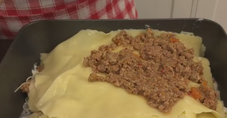 1. Этап. Вкусная домашняя лазанья (плюс рецепт теста): 12. Крайний этап — сборка лазаньи. В форму для выпечки выкладываем всё слоями. На дно — немного соуса 