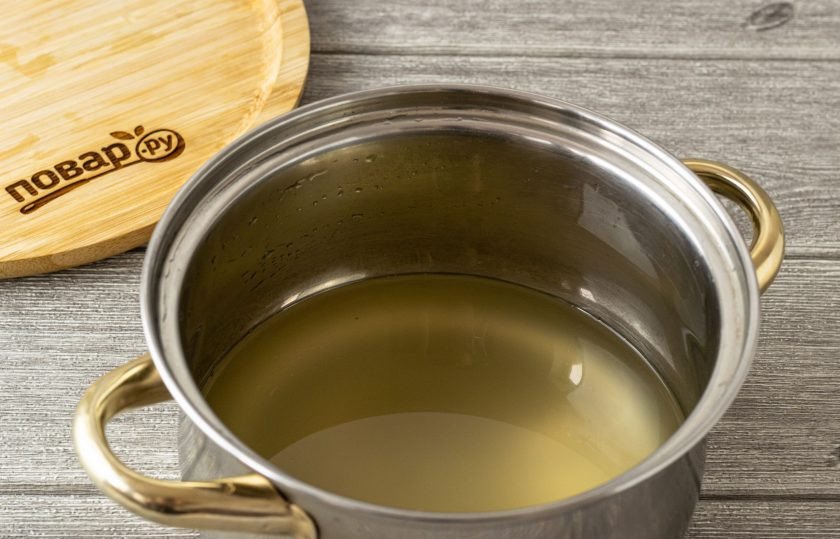 1. Этап. Соленые огурцы хрустящие: Слейте рассол в кастрюлю, доведите до кипения.