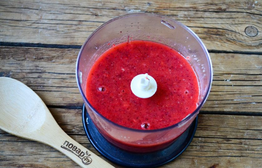 1. Этап. Клубничная пастила: Измельчите клубнику в блендере или кухонном комбайне до состояния пюре. Если клубника кисловата, то можно добавить немного сахара или меда по вкусу.