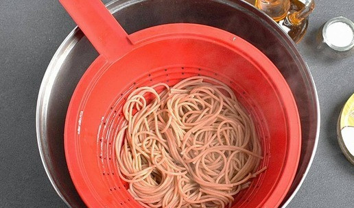 1. Этап. Паста с жареными помидорами: 5. Пасту слейте, сохранив чуть отвара.