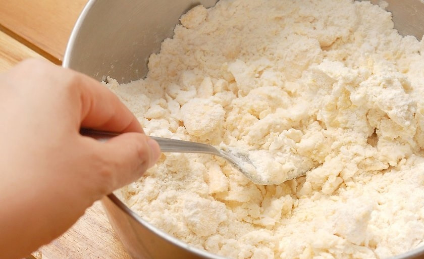 1. Этап. Простой рецепт яблочного пирога: 1. В миску просейте муку, добавьте к ней соль, затем нарежьте сливочное масло кусочками и добавьте его к муке, разомните вилкой в крошку.