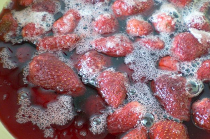 1. Этап. Клубничное варенье янтарное: Затем поставим таз на медленный огонь.