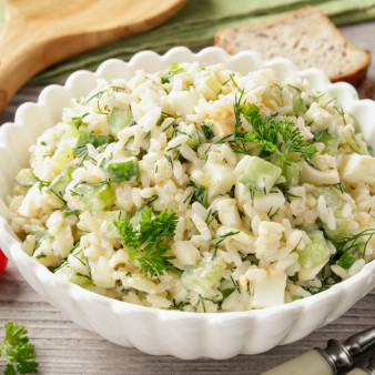 Салат с рисом, яйцом и майонезом