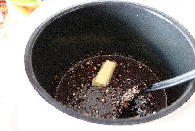 1. Этап. Сливовое варенье с какао: 5. В сливовую массу добавьте какао порошок и сливочное масло. Варите, постоянно помешивая, чтобы не было комков.