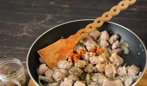 1. Этап. Индейка, тушеная в яблочно-томатном соусе: Добавьте к обжаренной индейке соль, чесночный порошок, паприку и итальянские травы.