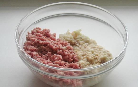 1. Этап. Фаршированный перец в сметанном соусе: 1. Начнем с фарша. Мясо вымыть и просушить. Использовать можно свинину, говядину, курицу и любое другое мясо. Пропустить через мясорубку с 1 луковицей. Добавить размоченный в воде или молоке хлеб.