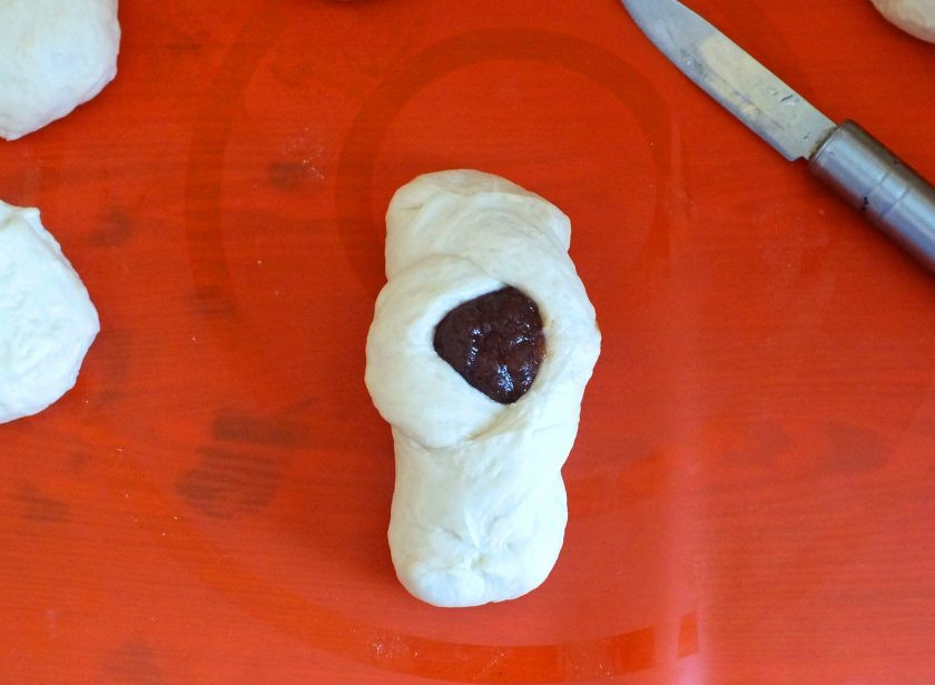 1. Этап. Бабушкины булочки: Слегка растяните разрез и протяните противоположную сторону лепешки. Тем самым повидло окажется по середине, как бы в 