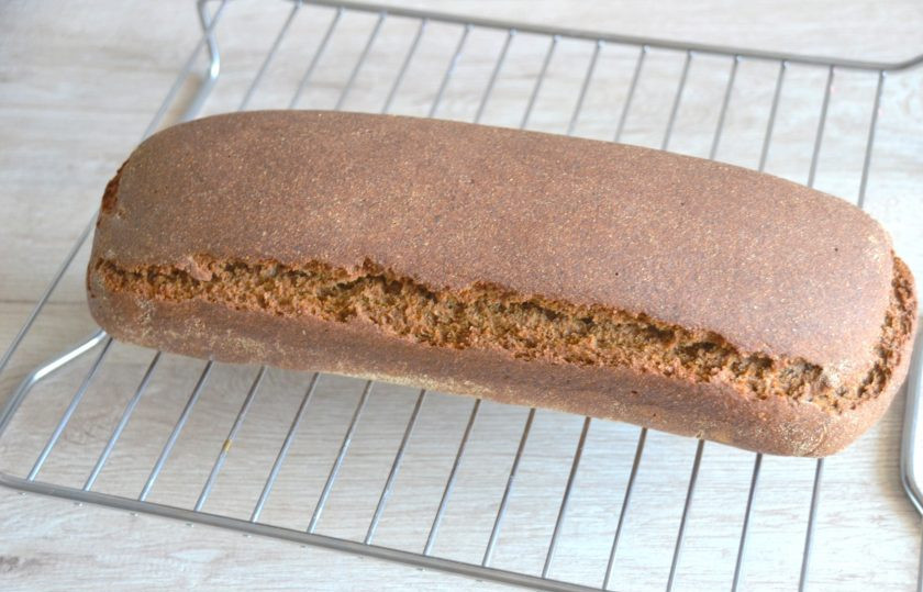 1. Этап. Бездрожжевой хлеб Стройный: Выпекайте хлеб при температуре 250 градусов 10 минут, затем понизьте температуру до 180 градусов и выпекайте еще 45 минут. Охладите хлеб до комнатной температуры на решетке.