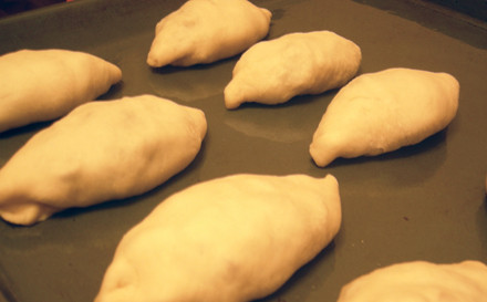 1. Этап. Пирожки с грибами в духовке: Смазываем противень растительным маслом и выкладываем на него пирожки, даем им расстояться минут 10. Затем смазываем их взбитым яйцом и отправляем в разогретую до 200 градусов духовку, запекаем 30-35 минут. Вот и все, наши пирожки готовы. Приятного аппетита!