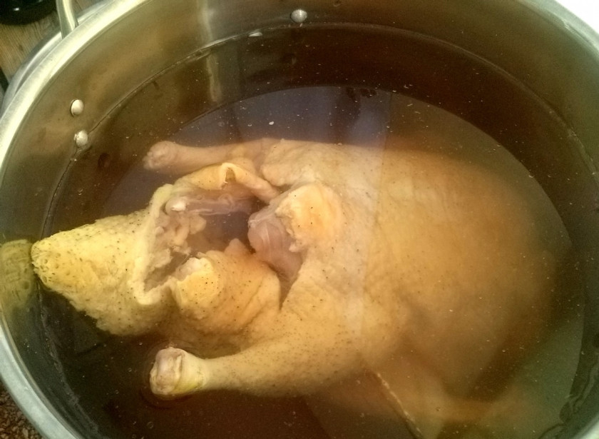 1. Этап. Гусь в рукаве: Птицу обмыть, выпотрошить, удалить шею. Замочить в соляном растворе на несколько часов, лучше на ночь. Если гусь не поместился весь в воду, то через некоторое время перевернуть его.