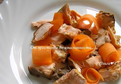 1. Этап. Салат с лососем, морковью и авокадо: На 2 тарелки разложите кусочки приготовленного лосося и морковь, нарезанную тонкими пластинами с помощью овощечистки. По желанию морковь заверните в рулетики.