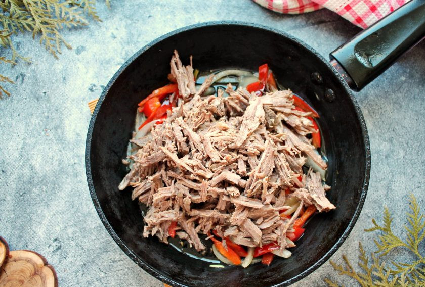 1. Этап. Ропа вьеха: Говядину разберите на волокна и добавьте к овощам.