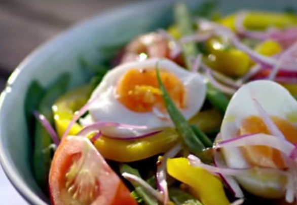 1. Этап. Баранина со стручковой фасолью и яйцами: Для приготовления яичного салата измельчите фасоль, лук, томат, шпинат и болгарский перец. Яйца порежьте на половинки, добавьте их в салат. Положите измельченные ингредиенты в посуду, приправите маслом и солью по вкусу.