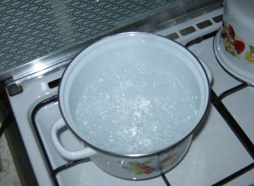 1. Этап. Компот из варенья вишневого: 2. Ставим на плиту емкость с водой, доводим ее до кипения. Затем убавляем немного огонь и отправляем в воду вишневое варенье.