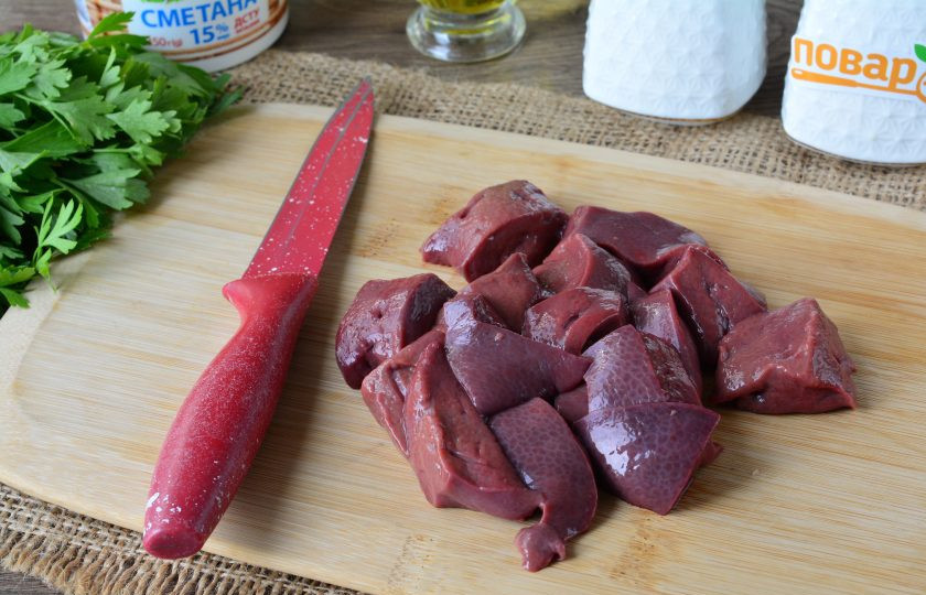 1. Этап. Суфле из свиной печени: Свиную печень промойте и нарежьте средними кусочками.