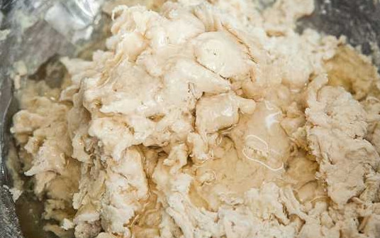 1. Этап. Королевские ватрушки с творогом: 3. Замесите тесто, добавив растительное масло. Также для аромата можно добавить щепотку ванилина.