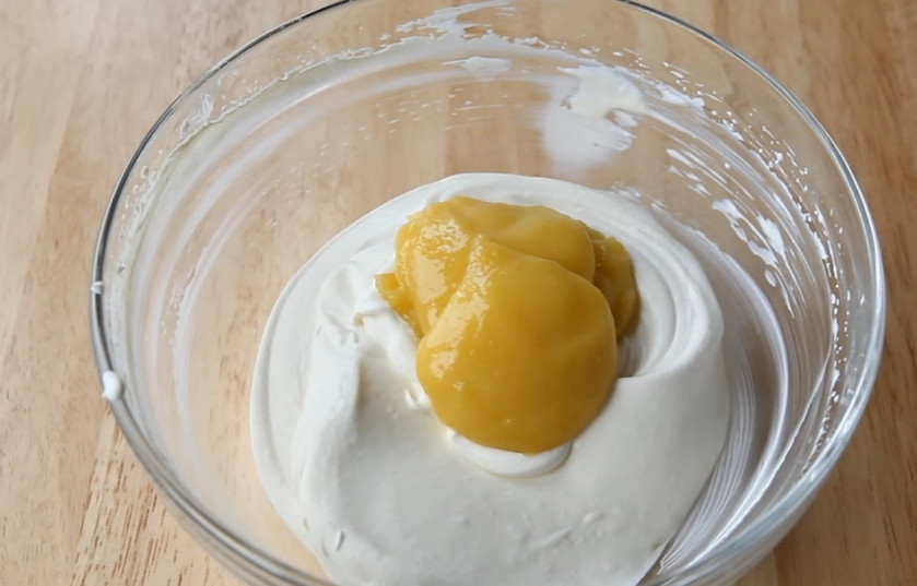 1. Этап. Рулет лимонный: 6. Для начинки взбейте сливки, смешайте с лимонным кремом.