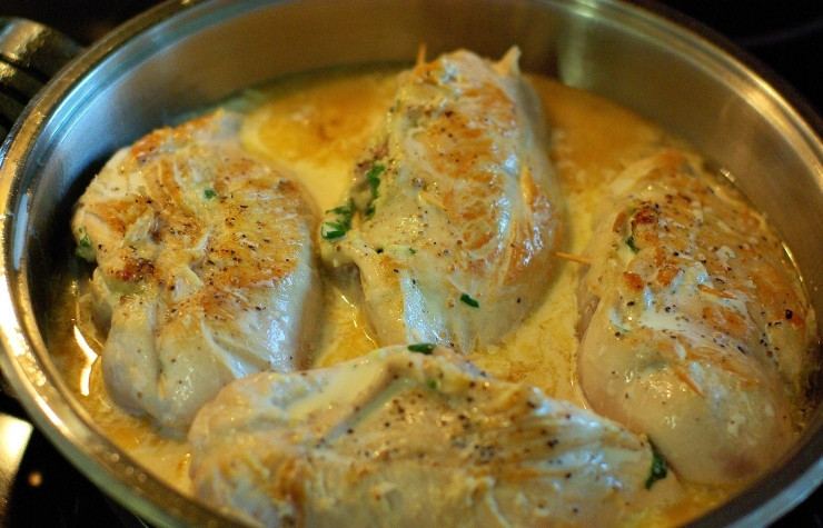 1. Этап. Рулетики из куриной грудки: В самом конце, смешиваем муку и сливки и добавляем к рулетикам, а также солим, перчим и приправляем.