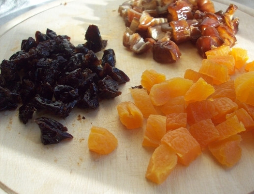 1. Этап. Сладости без сахара: 1. Опустите сухофрукты на пару минут в кипяток, чтобы они приобрели мягкость. Финики, курагу и чернослив порежьте на маленькие кусочки.