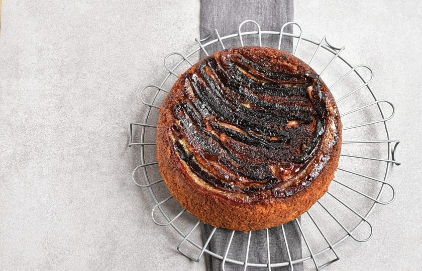 1. Этап. Банановый пирог в мультиварке: Выложите пирог на решетку и остудите до теплого состояния.