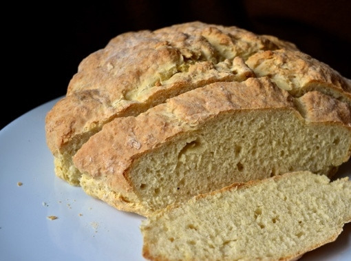 1. Этап. Бездрожжевой хлеб без закваски: 4. Готовый хлеб проверяю зубочисткой, после чего накрываю его полотенцем и оставляю на пару минут, хлеб получается румяным, с приятной хрустящей корочкой.