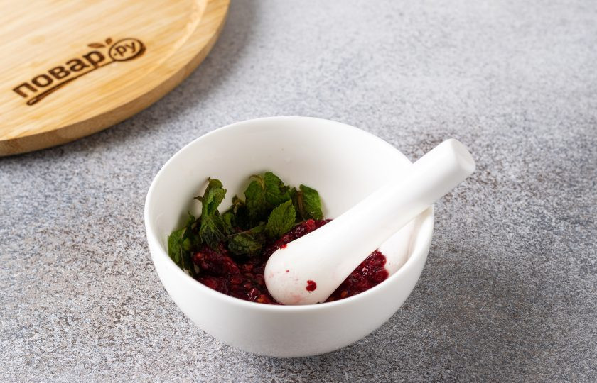 1. Этап. Безалкогольный коктейль Мохито с малиной: Листья мяты подавите с малиной толкушкой или вилкой.