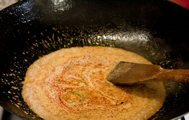 1. Этап. Пананг Гай: 4. Влейте оставшееся кокосовое молоко, снова доведите до кипения. Добавьте рыбный соус, сахар и половину листьев лайма (за неимением их можно в рецепте приготовления Пананг Гай использовать чуточку цедры).