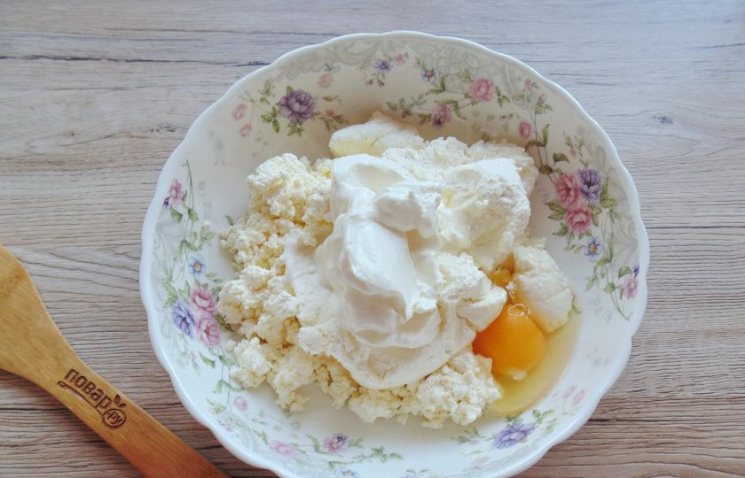 1. Этап. Творожная запеканка с вяленой вишней: Добавьте яйцо и сметану.