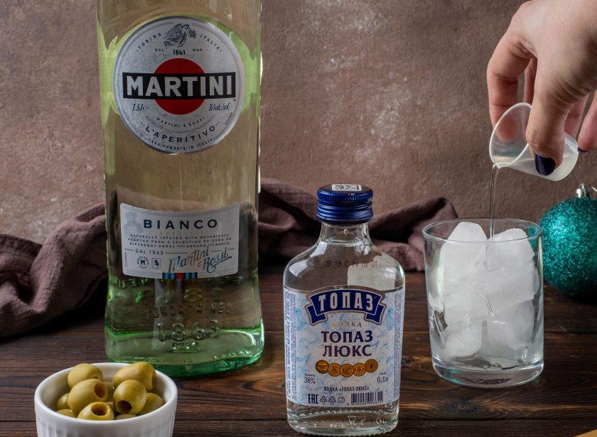 1. Этап. Коктейль Мартини с водкой: Стакан со льдом должен быть отдельным - не для подачи, для смешивания коктейля. В стакан со льдом влейте мартини.
