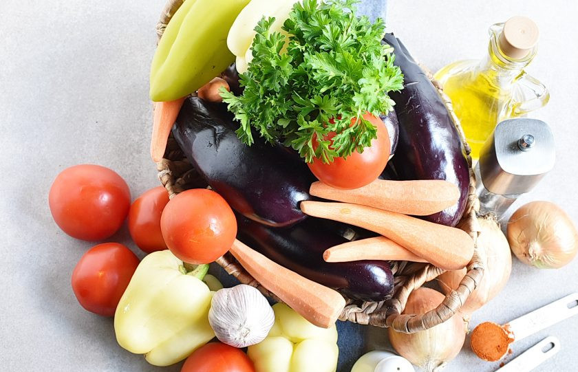 1. Этап. Икра из баклажанов на зиму: Подготовьте ингредиенты.