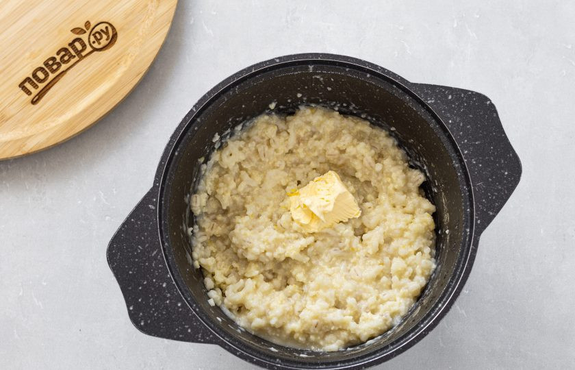 1. Этап. Каша Здоровье: В конце добавьте сливочное масло. Перемешайте.