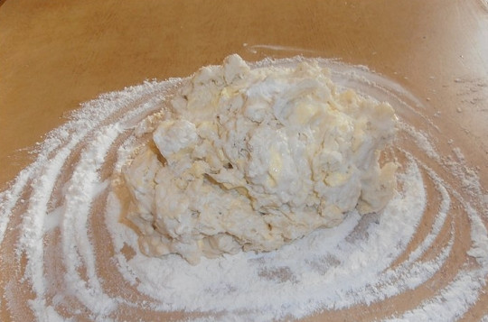 1. Этап. Кубете (пирог с мясом и картофелем): 2. Выложите тесто на рабочий стол, присыпанный мукой, замесите его, стараясь не разминать слишком сильно кубики маргарина.