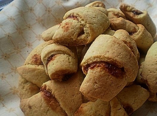 1. Этап. Рулетики с джемом: Выпекайте печенье при 200 градусах на промасленном противне в течение 25 минут. Приятного чаепития!