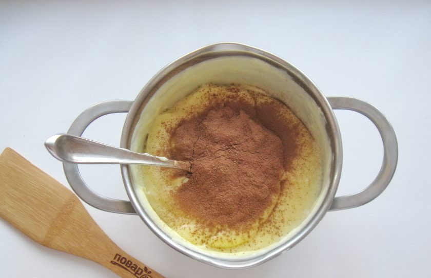 1. Этап. Торт Престиж: В горячий крем всыпьте столовую ложку просеянного какао-порошка.