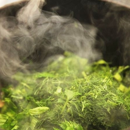 1. Этап. Жаркое из конины: Добавляем сельдерей и мелко нарубленную зелень.